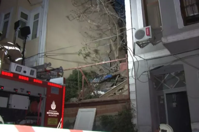 İstanbul’da panik anları! 2 katlı bina çöktü